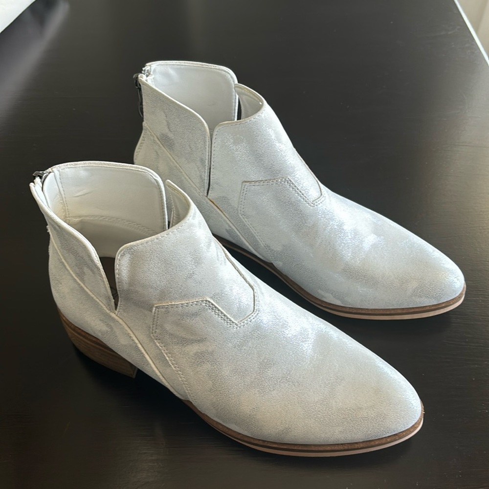 Boutique by Corkys Curry booties